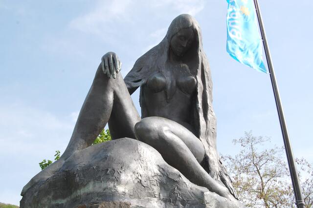 Die Loreley selber sitzt am Ende einer langgezogenen Halbinsel im Rhein. Da muss der Schiffer schon aufpassen, dass er nicht auf ein Riff aufläuft. Heinrich Heine hat in seinem berühmten Gedicht davon erzählt.