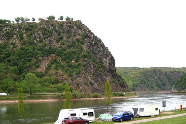 Nur einen Kilometer weiter ragt der Loreleyfels steil empor. Viele Treppenstufen führen vom Ufer hinauf.