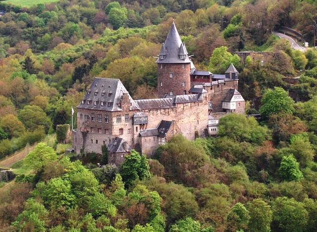 Darüber thront die Burg Stahleck, in der sich eine Jugendherberge befindet.