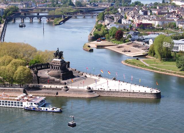 Auf der einst künstlich aufgeschütteten Halbinsel hat Kaiser Wilhelm I., hoch zu Ross, den Zusammenfluss im Blick.