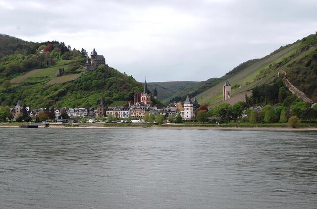Bei der Weiterfahrt sehen wir am gegenüberliegenden Ufer das malerische Bacharach. Doch diesen besonders schönen Ort werden wir auf der Rückfahrt besuchen.