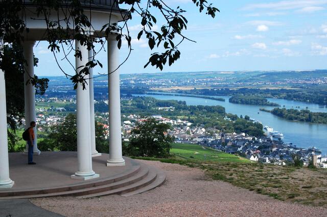 Vom Niederwaldtempel hat man einen eindrucksvollen Blick auf den Rhein, Rüdesheim und Bingen. Auch Goethe - wo war der eigentlich nicht? - war an dieser Stelle von der wundervollen Aussicht angetan.