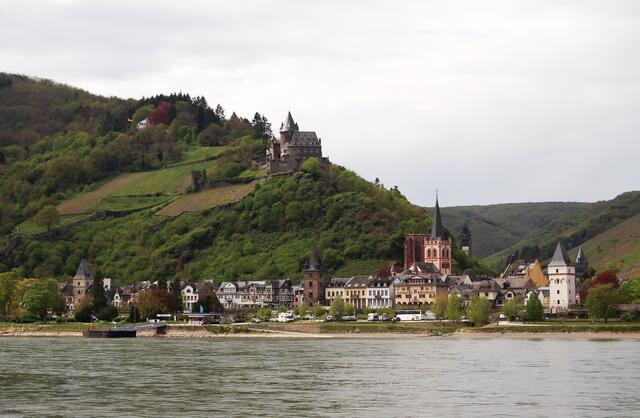 Nun kommen wir zum schönsten Ort am romantischen Rhein. Das ist das malerische Bacharach.