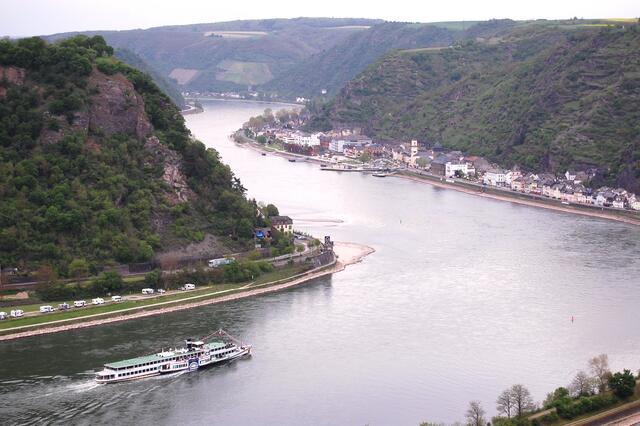 Der Ausblick auf das Rheintal mit St. Goarshausen lässt sich sehen.