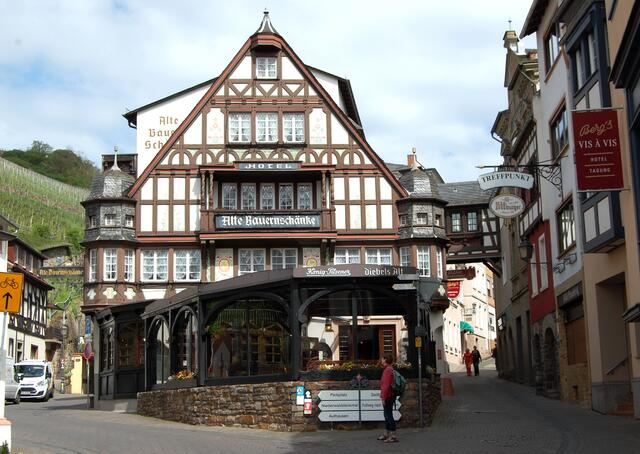 Vorbei an der Alten Bauernschänke folgen wir ein Stück dem berühmten Rheinsteig. Eine 20 Kilometer lange Wanderung durch Wald und Weinberge liegt vor uns.