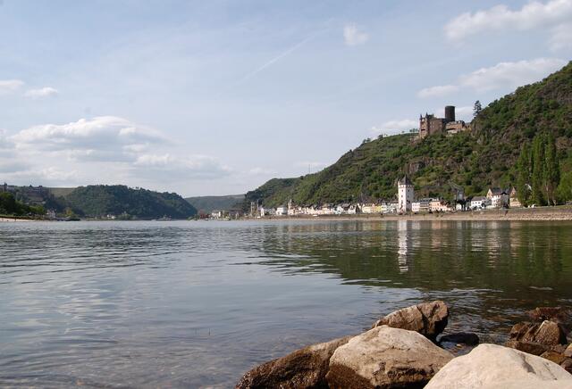 Nach einer engen Rheinschleife bei Boppard erreichen wir St. Goarshausen.