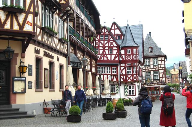 Der Weinhandelsplatz hat viel Fachwerk zu bieten und überall lauschige Winkel.