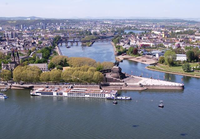 Der Blick geht auf das Deutsche Eck, an dem die Mosel in den Rhein mündet.