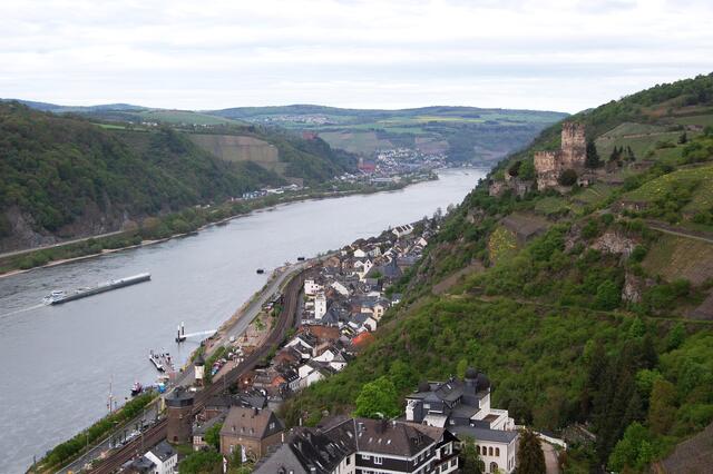 Von einem Aussichtspavillon, der nur durch eine kleine Wanderung erreichbar ist, hat man einen besonders schönen Blick rheinabwärts. In der Ferne ist am linken Rheinufer St. Goar zu erkennen.