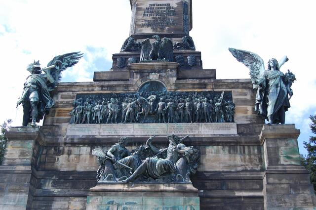 Wie auf vielen dieser Monumente, die gegen Ende des 19. Jahrhunderts entstanden sind, darf Kaiser Wilhelm nicht fehlen. Umgeben wird er von seinen Generälen.
