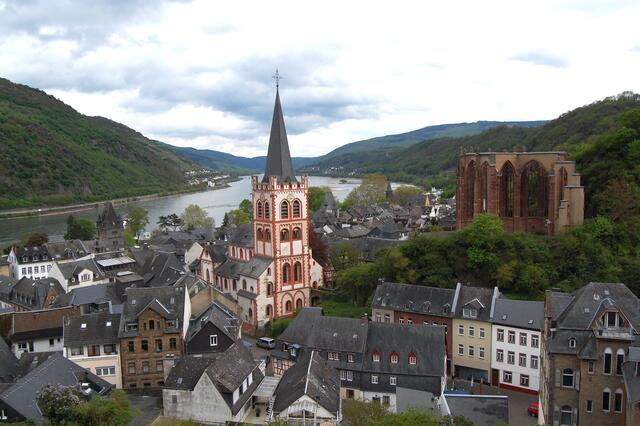Rechts die Ruine der Wernerkapelle, die Heinrich Heine zu seinem Roman "Der Rabbi von Bacharach" animiert hat. Sie ist das Wahrzeichen des Ortes.