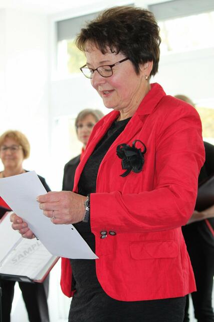 Chorleiterin Magdalena Polzer führte charmant und informativ durch das Programm.