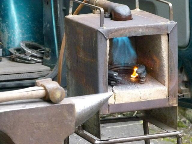 Wie sagt man doch?"Er hat seine Eisen im Feuer"