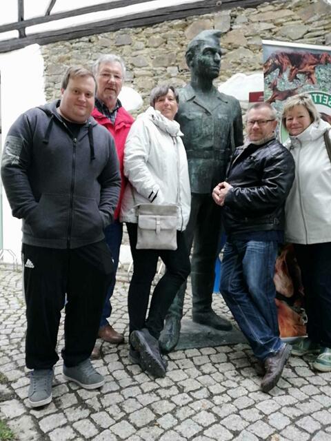 Das "Grenz-Inspektionsteam 2019" bei der Arbeit vor dem Museumseingang.