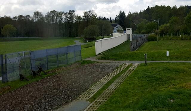 restl. verbliebene Mauer und Grenzschutzzaun und Minenstreifen