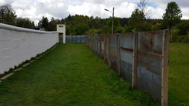 Grenzmauer + Grenzschutzzaun