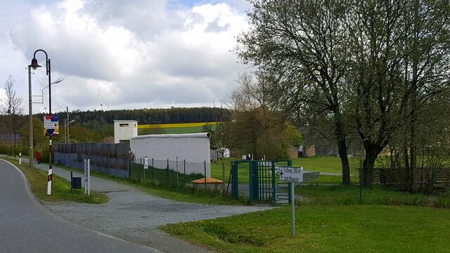 Ortseingangsstrasse zu Mödlareuth (hier Freigelände-Ausgang!)