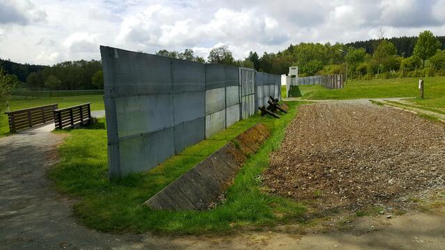 Grenzschutzzaun mit Minenstreifen