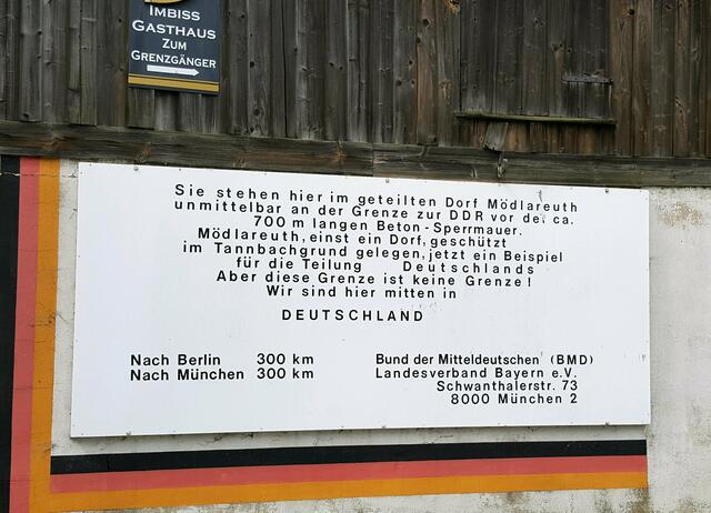 Erinnerungstafel am Aufgang zum Museum