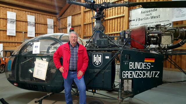Der Autor in der hist. Fahrzeughalle vor einem Grenzschutzhubschrauber (Alouette)