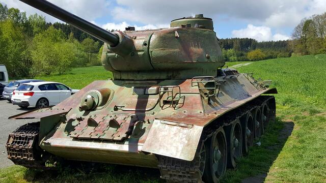 russ. T34 Panzer am Ortseingang - Parkplatz