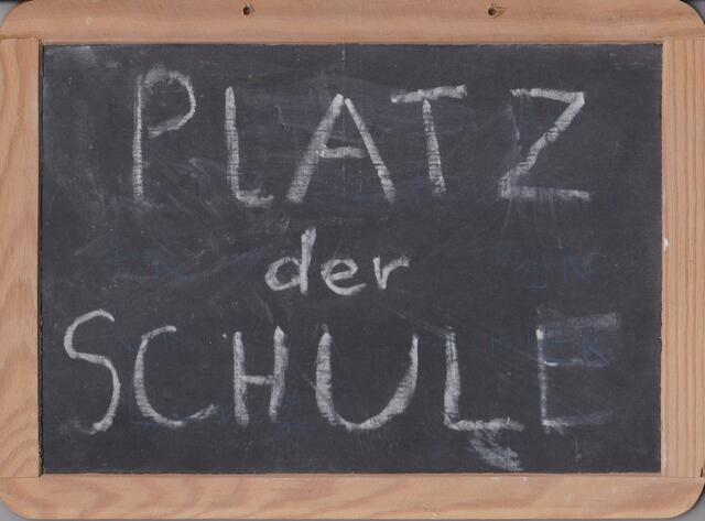 PLATZ DER SCHULE