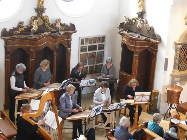 Der perkussive, mehrstimmige und chorische Hackbrettklang und die volle Begleitung der Harfe bereicherten die Maiandacht am Muttertag.