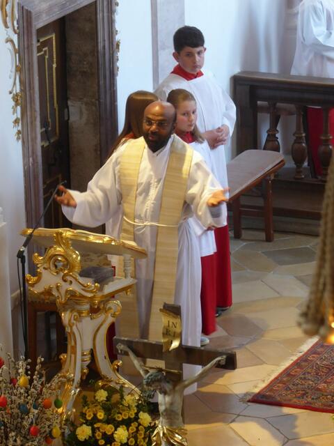 Pater George Vadakkinezhath zelebrierte die Maiandacht zum Muttertag in der voll besetzten Wallfahrtskirche Mariä Himmelfahrt (Buggenhofen), wo sich dreimal so viel Gläubige versammelten, wie im kleinen Dorf wohnen.