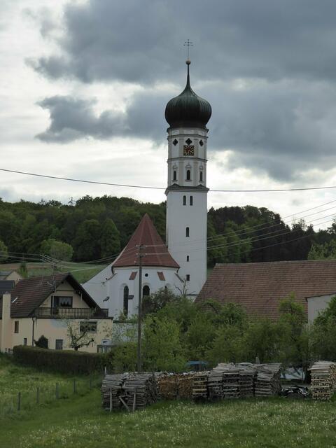 Das schlichte traditionelle äußere Erscheinungsbild der Wallfahrtskirche in Buggenhofen lässt noch nichts von der Rokoko-Pracht im Innenraum vermuten.