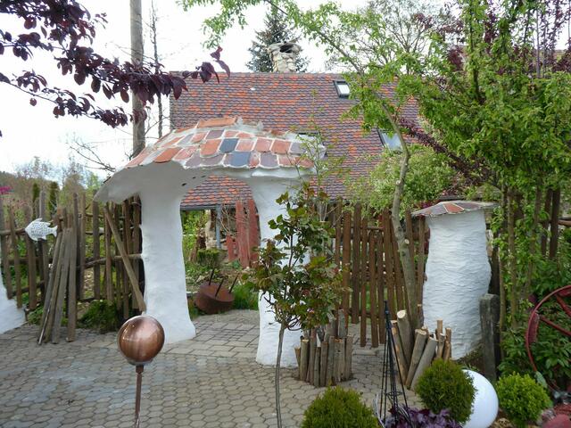 Mit etwas Fantasie kommt man in Buggenhofen am Haus der Beutlins im Auenland (Tolkien) vorbei.