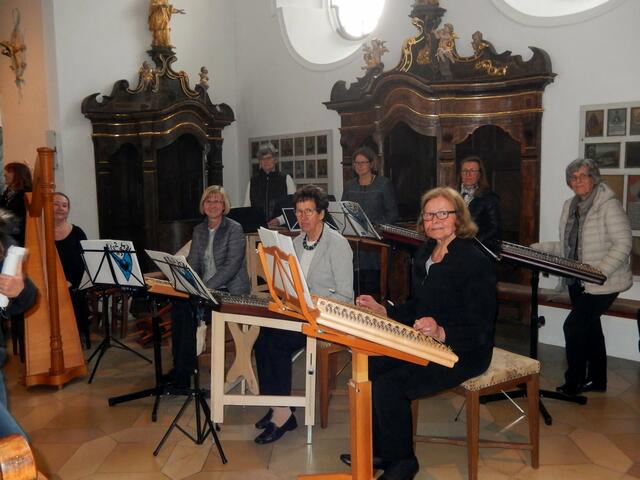 Das Hackbrettensemble der Musikschule Wertingen (hinten v. l. Claudia Drachsler, Angelika Otto, Finny Tilp, Ilse Ahnert – vorne v.l. Andrea Kratzer, Monika Wohl (auch Harfe), Irmgard Kratzer, Ingrid Lipp) zauberte akustischen Glanz in die Wallfahrtskirche Buggenhofen.