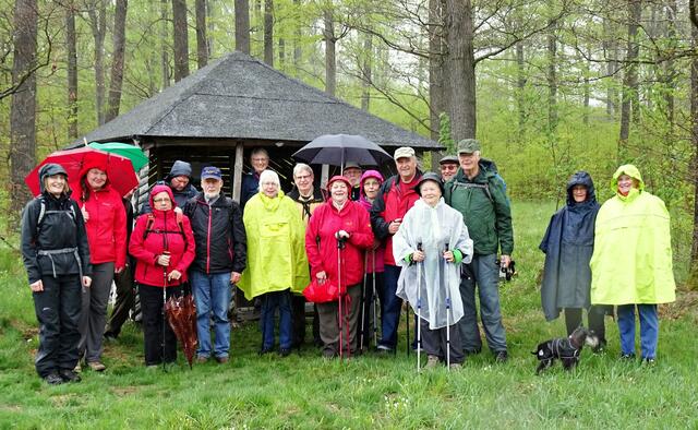 Gruppenbild an der Schutzhütte Försterweg