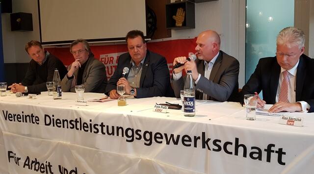 Auf dem Podium / v.l.n.r.: Oliver Gels (parteilos), Thomas Ganskow (Piraten Partei), Mathias Quast (Moderator), Frank Prüße (CDU), Klaus Sidortschuk (amtierender Bürgermeister) | Foto: DGB Lehrte