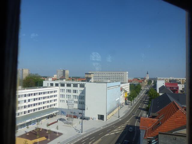 Die neugestaltete Kavalierstraße mit dem Bauhausmuseum im Hintergrund