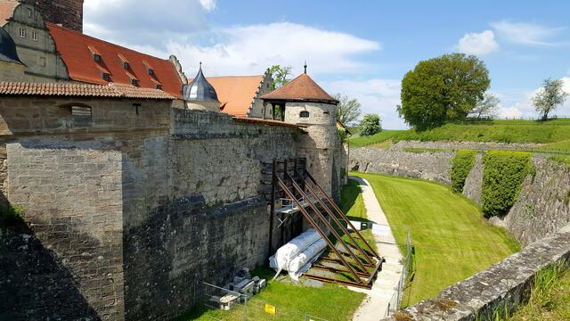 Blick von der überdachten hözernen "Großen Wallbrücke" auf die "Hennebergsche Futtermauer".