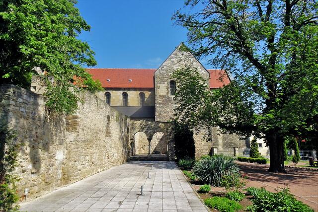 Klostermauern mit Klosterkirche