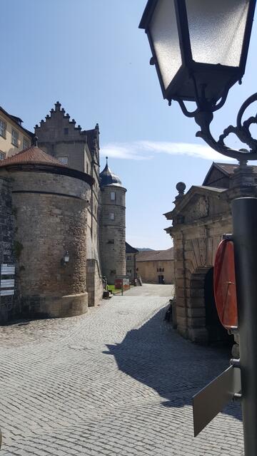 Innenhof mit Blick auf die Kernburg