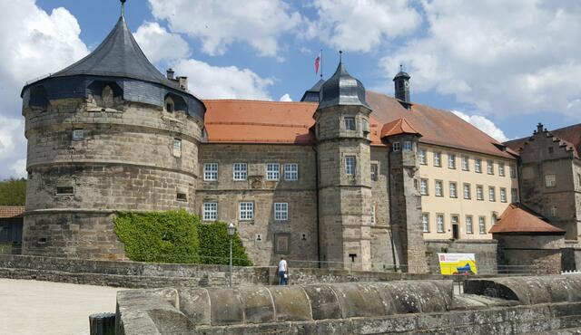 Blick von Bastion I auf Kernburg. Links - der "Dicke Turm" (16.Jhdt), anschließend Zeughaus-Torbau. Der schmale "Kapitänsturm" (15.Jhdt), die OG wurden im 16.Jhdt aufgesetzt.