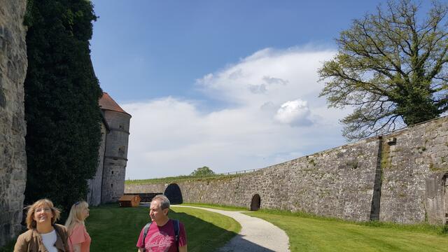Blick auf Luntenturm (spätes 15.Jhdt) als Teil des 2.Mauerrings erstellt. Nachdem links die beiden Zeughäuser ausgebaut wurden, wurde der Turm neu aufgerichtet.