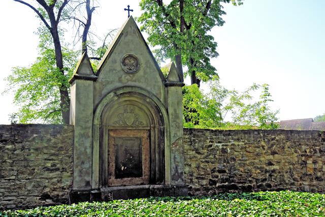 Grabdenkmal in der Kirchen- bzw. Klostermauer, vermutlich Grabmal der Fam. von Trotha