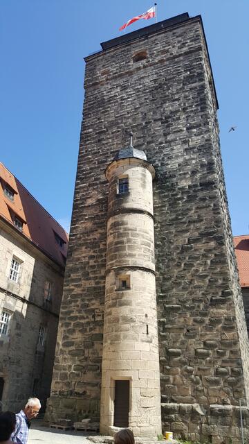 Bergfried mit später errichtetem Wendeltreppenaufgang zum Bergriedeingang.