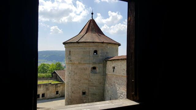 Blick von der großen Wallbrücke auf den Salzturm (15.Jhd). diente als Pulverlager mit Belüftungssystem. Im OG befand sich bis Mitte 18.Jhdt. die Wohnung des Zeugschlossers.