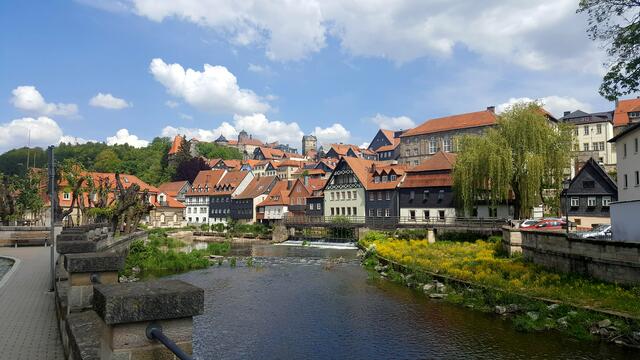 Blick auf Fluss Häßlach, im Hintergrund oben Mitte - die Festung.