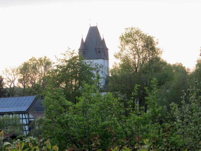 Als Christine Eich zum Stammtisch-Treffen kam, waren die ersten Teilnehmer schon gegangen und bald danach wurde der Kirchturm von der tiefstehenden Abendsonne angestrahlt.