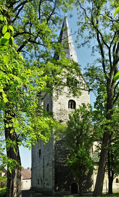 Südturm, durch die dichte Bebauung und den vielen Bäume ist es kaum möglich, eine kpl. Ansicht abzulichten