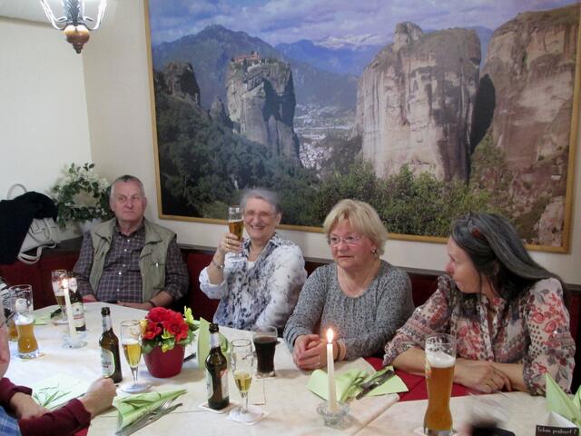 Myheimat-Stammtisch Marburg und Umgebung vor dem Wandbild im Restaurant Meteora.