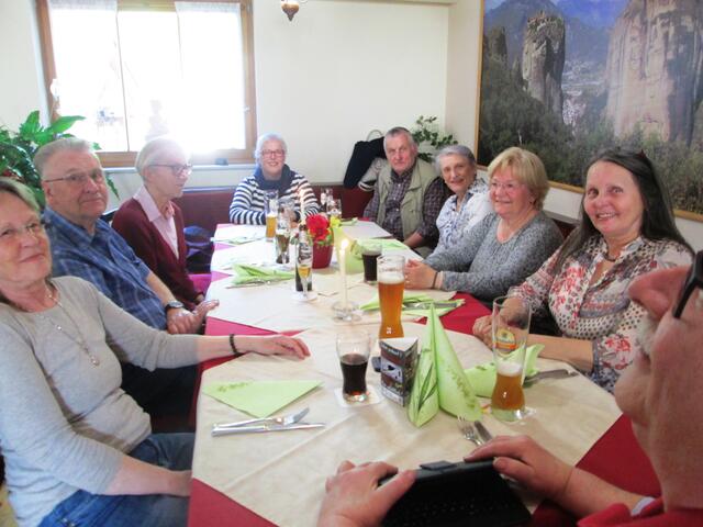 Mit Erfrischungsgetränken im Restaurant Meteora von links: Claudia Humburg, Siegfried und Ulrike Kuhl, Birgit und Volker Beilborn, Maria-Luisa Schmenner, Karin Franzisky, Heidrun Preiß und Wolfgang O. H: Schmenner.