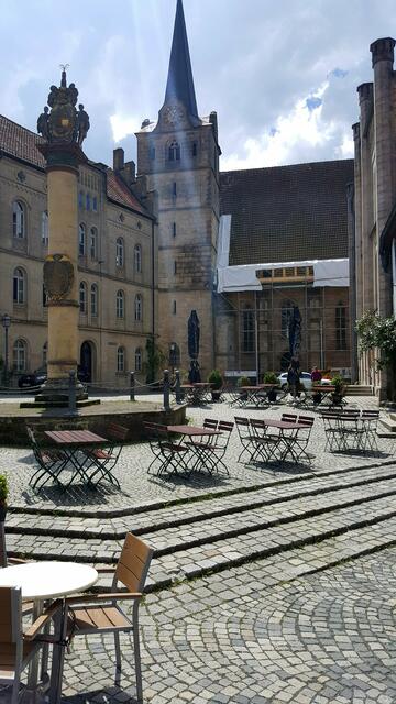 Oberstadt - Blick auf Marktplatz und Kirche.