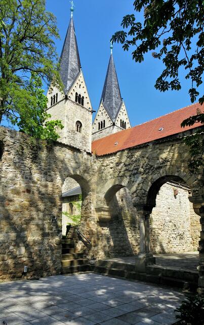 Klostermauern und Türme der Basilika