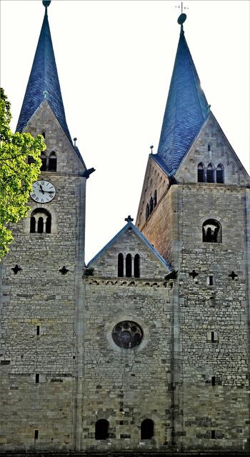 Westfront der Basilika bei ungünstiger Sonneneinstrahlung und Aufnahmestandpunkt